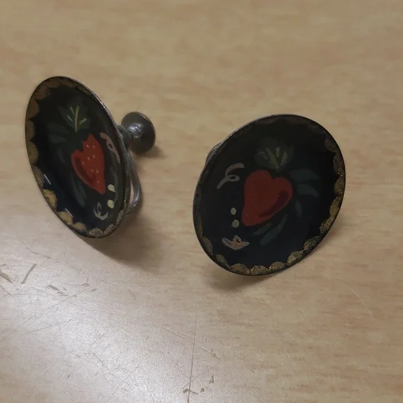 Hand Painted Vintage Screw Back Earrings with Strawberries and Gold on the Edges - Picture 6 of 12